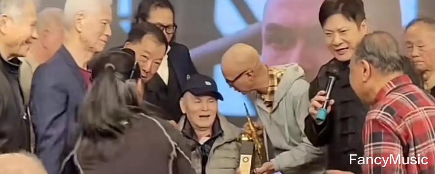 69岁刘家辉坐轮椅现身晚宴，获得贡献奖，多位老牌香港艺人出席！