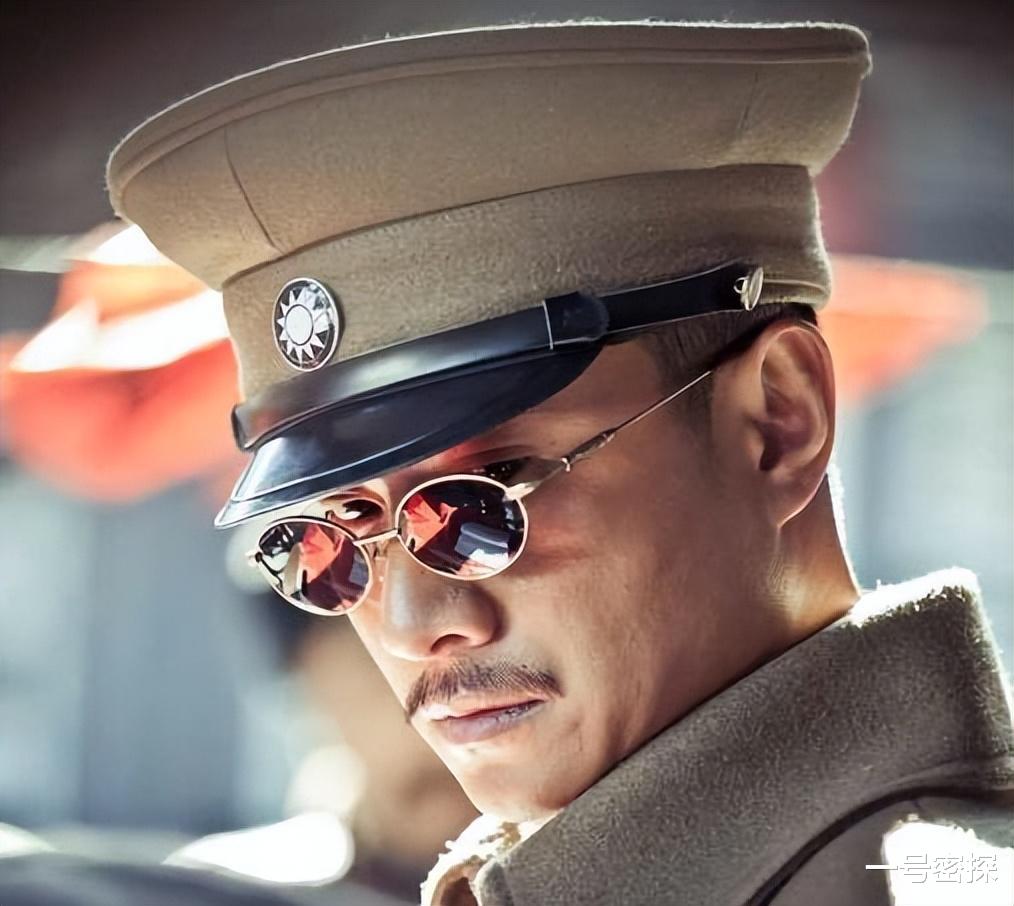 高尔夫球场上,王宝强的精英气质与文章的唯唯诺诺,差距一目了然