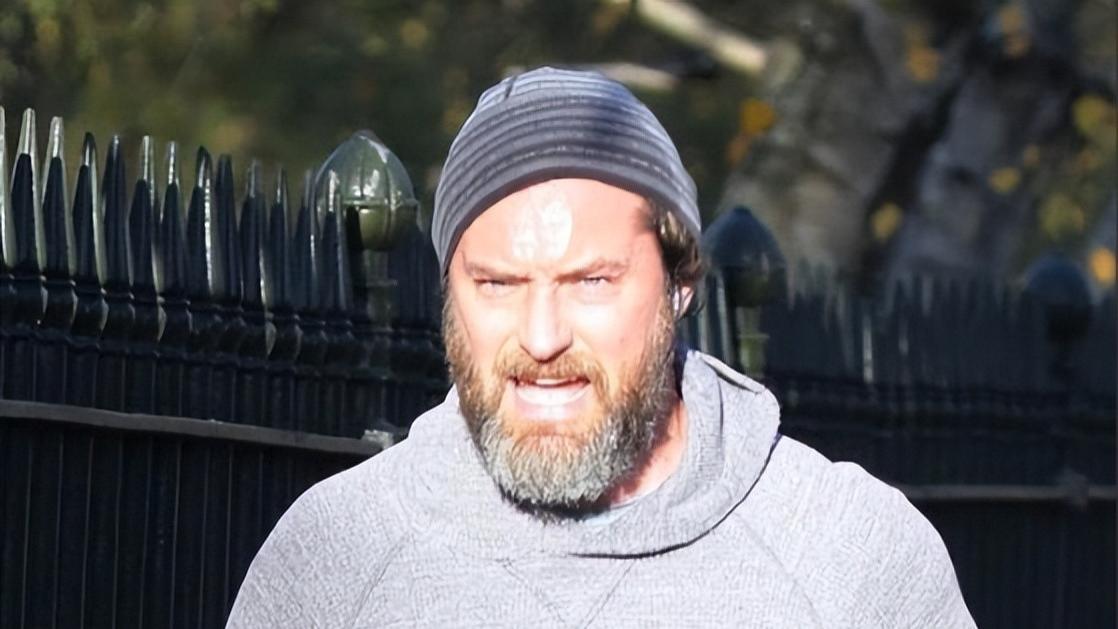 裘德洛真的是不抗老，和妻子像两代人，还好女儿遗传他的高颜值