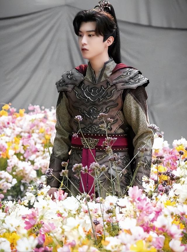 范丞丞遭全网质疑,一张照片成导火索,网友怒斥望人民日报发声!