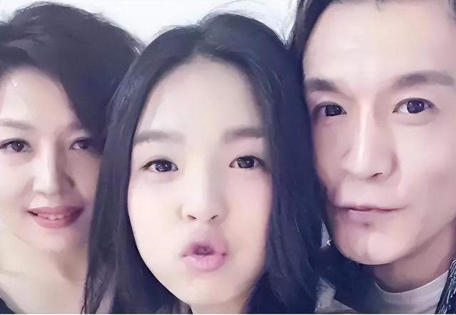 别再心疼李咏了！离世5年后医生暴露死亡真相，难怪选择葬身美国