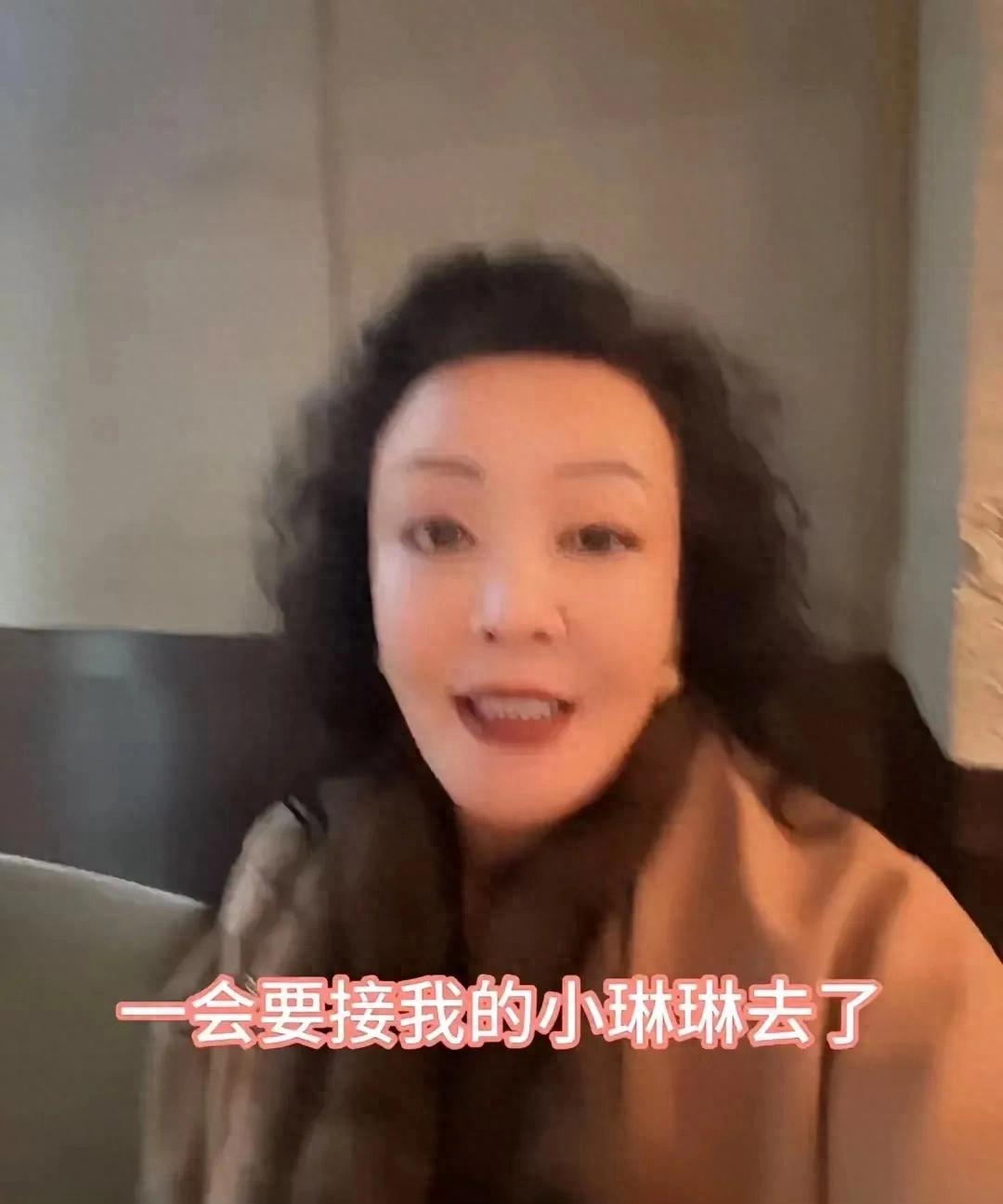 张兰已到台北,开心表示即将与孙子孙女见面,还要拜访亲家,幸福