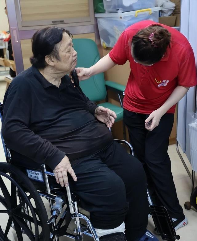 76岁老戏骨晚年凄凉,住养老院月领1.5万救济金,瘦54斤儿女不管