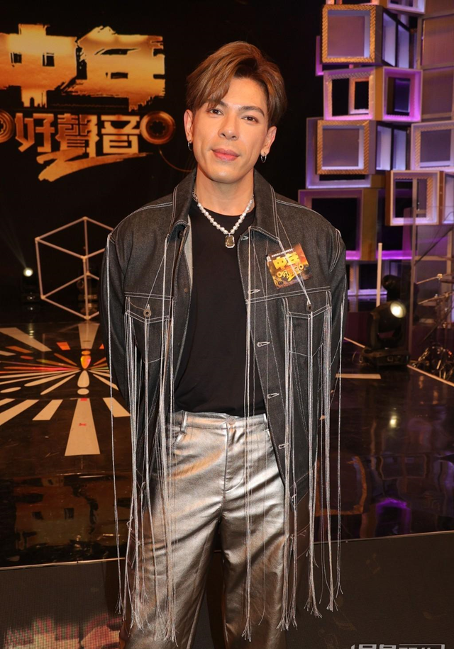 杨千嬅当《好声音》评委却被批不够格，遁走避媒体，冠亚军背景强