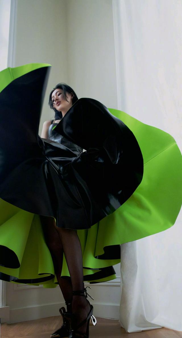 张天爱时尚芭莎封面 ???，你们说美不美呀！