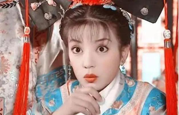 49岁的赵薇，眼袋肥大面如枯槁，一手好牌打稀烂，如今她后悔了吗