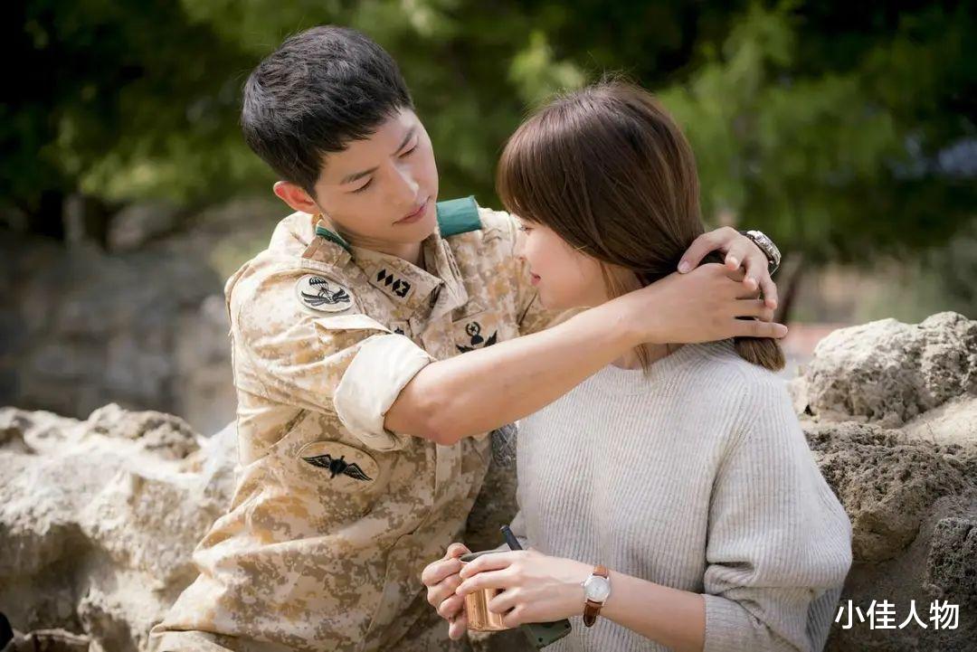 宋仲基一家四口遛弯,妻子容颜不输女明星,儿子皮肤白净好壮实