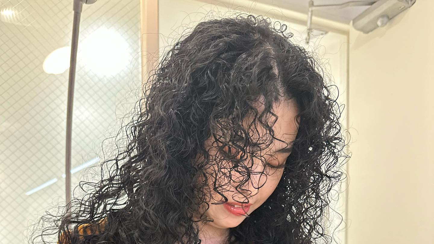 长头发细软贴头皮的姐妹，看看全头羊毛卷烫发，蓬松洋气显时尚