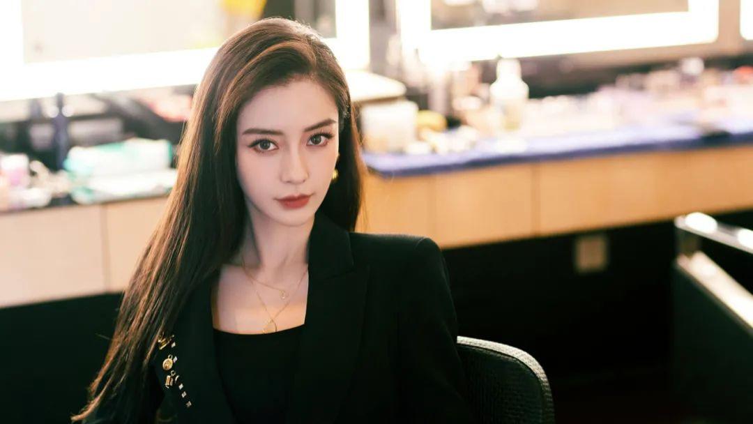 Angelababy大瓜被曝，教唆黄晓明封杀某男星，貌似还是个顶流？