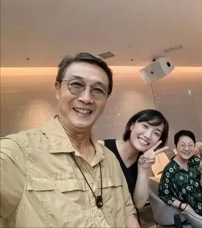 胡歌带妻女游日本，1岁半小茉莉肉乎乎首亮相，坐2.7万元顶级婴儿车