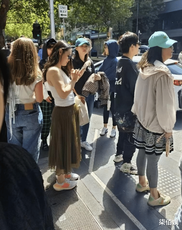 大张伟夫妇罕合体，刘迎变化大瘦了好多，帮老公整理头发超温柔