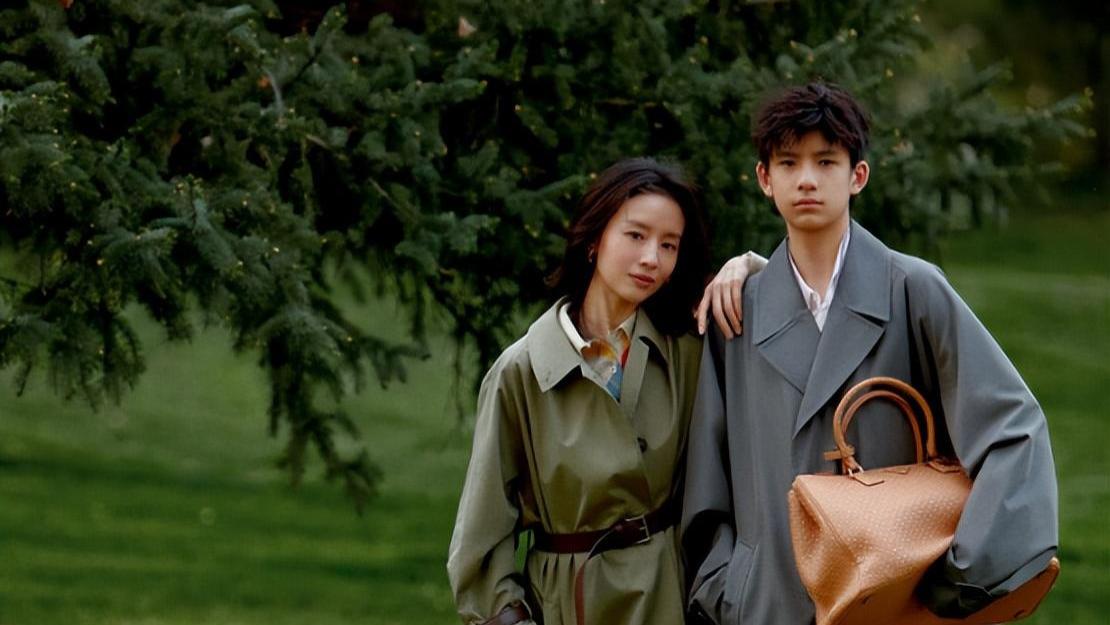 潘粤明15岁儿子首登封，个子超妈妈半头，撞脸易烊千玺、张云龙