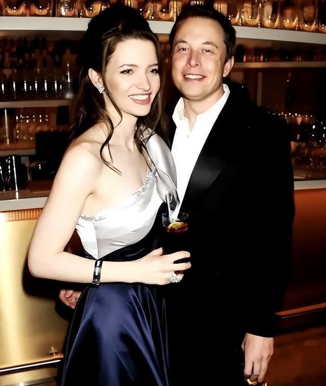 不愧是马斯克最爱的女人,两婚两离还惦记,专程飞去参加她的婚礼