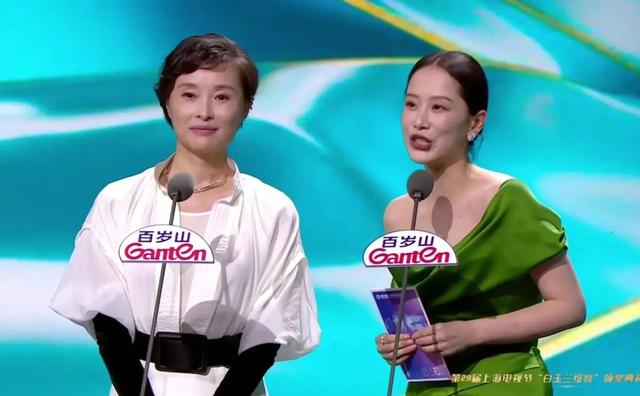 上海这一夜,被“又土又矮”的周迅惊艳,不穿暴露礼服却艳压群芳