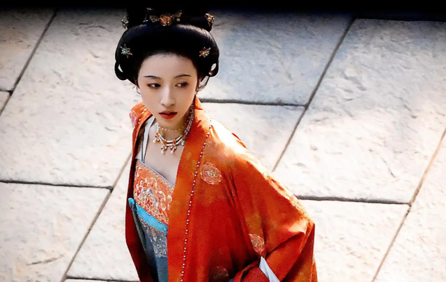 周雨彤唐风襦裙出镜，尽显雍容华贵，回眸一瞬太温柔！