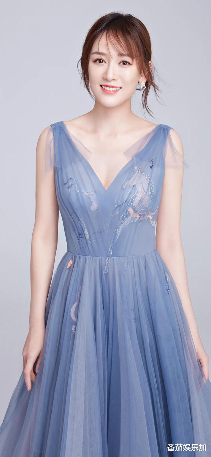 陈乔恩婚礼后开豪车度蜜月,女方全程蒙头怕晒黑,频喊老公秀恩爱