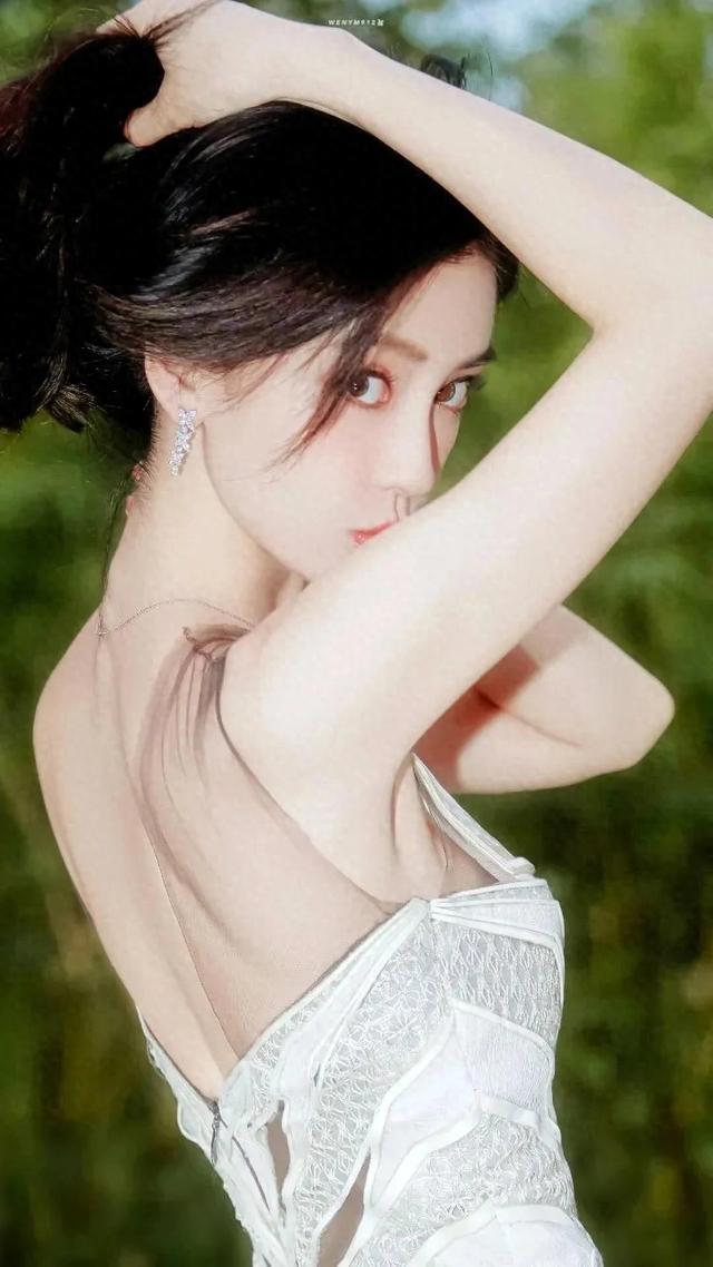 杨颖唯美写真，时尚活力，自在美丽！