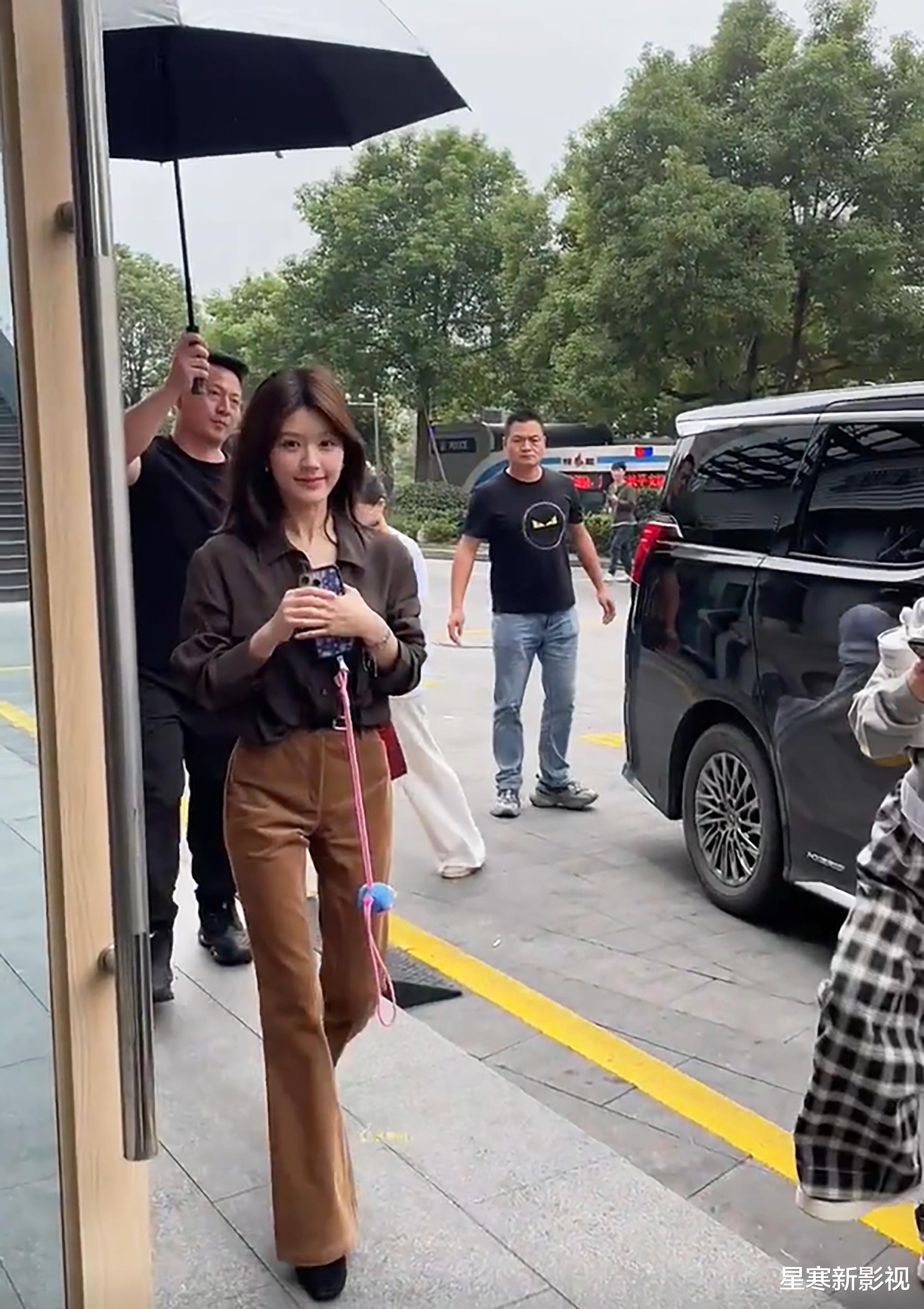 《恋人》再引热议,赵露思看起来又瘦了,和彭冠英同框反差感太足