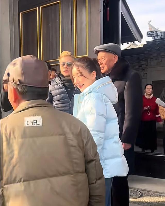 安徽女婿郭富城陪妻子方媛回娘家过年很接地气,给孩子老人发红包