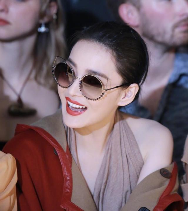 张馨予录自己化妆视频,手比脸黑太多,假睫毛粘在杯子上也没发现