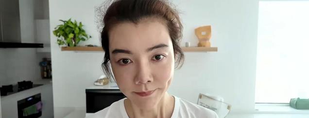 车晓晒独居近况!42岁头顶秃了一大片,不婚不育和妈妈相依为命