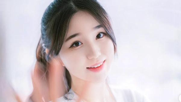 「韩版张慧雯」，清纯脸蛋，微胖身材，还是啦啦队队员