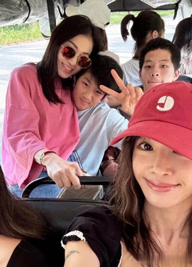 蔡依林越南度假被偶遇,穿白色吊带裙性感妩媚,44岁状态宛如少女