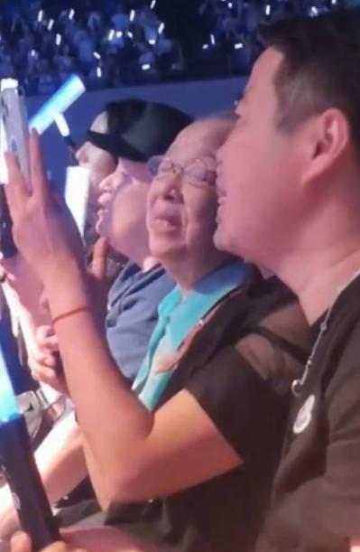 88岁李明启现身菜市场,头发全白走路摇晃,与商贩合影大金链抢眼