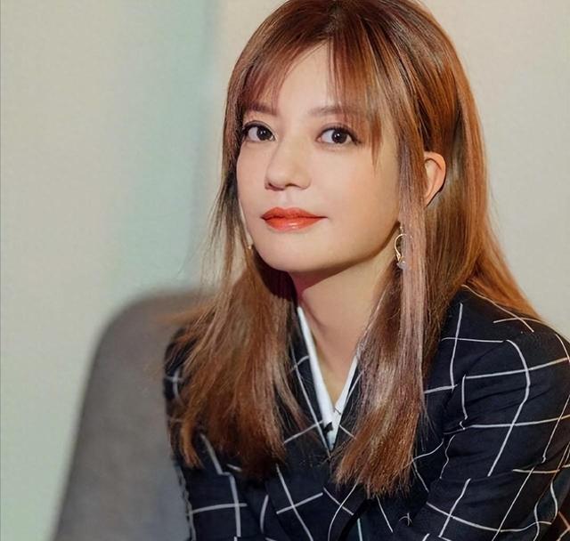 47岁赵薇现身北京机场,包裹严实仍被认出!退圈后身材走样严重!