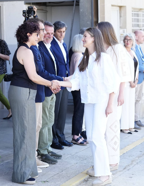 被西班牙姐妹花公主美到了！同梳着长发飘飘的发型穿白衣，好仙呀