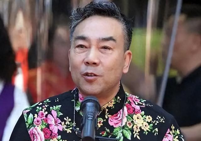 相声演员杨议：让情妇和原配“同吃同住”，还带着和父亲拍全家福