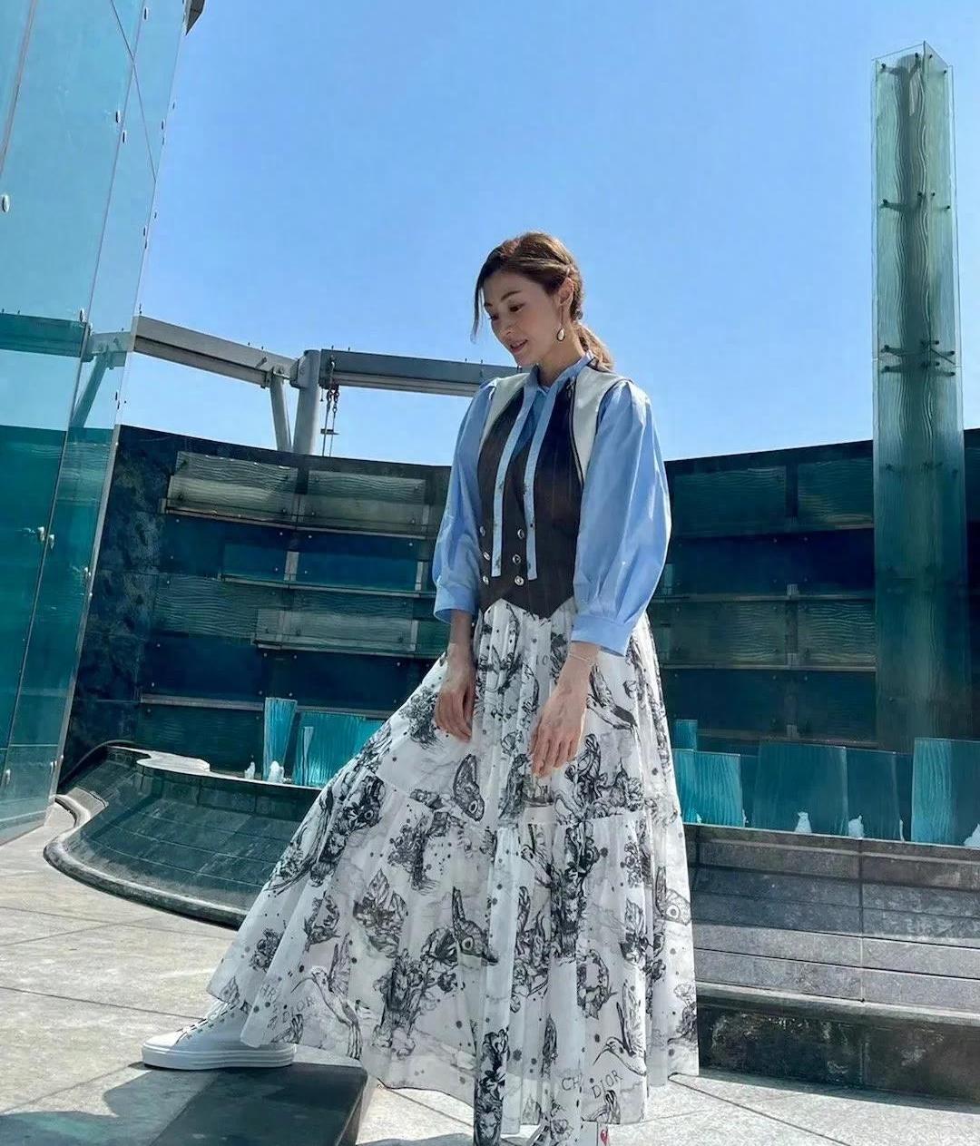 上帝给了她美貌却没给她审美,李嘉欣又美又“壕”,衣品却没眼看