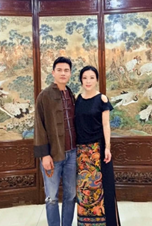 69岁吕良伟和54岁老婆杨小娟同框完全看不出年龄差,真的很会保养