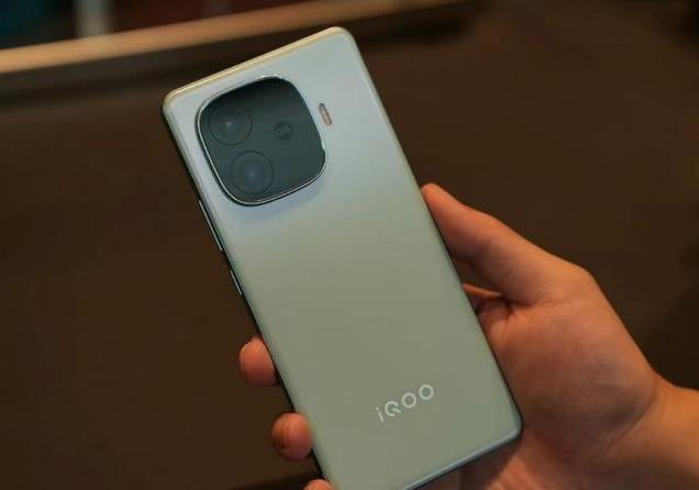 6000mAh+骁龙8s Gen3,跌至1520元,千元“机皇”依然无可撼动