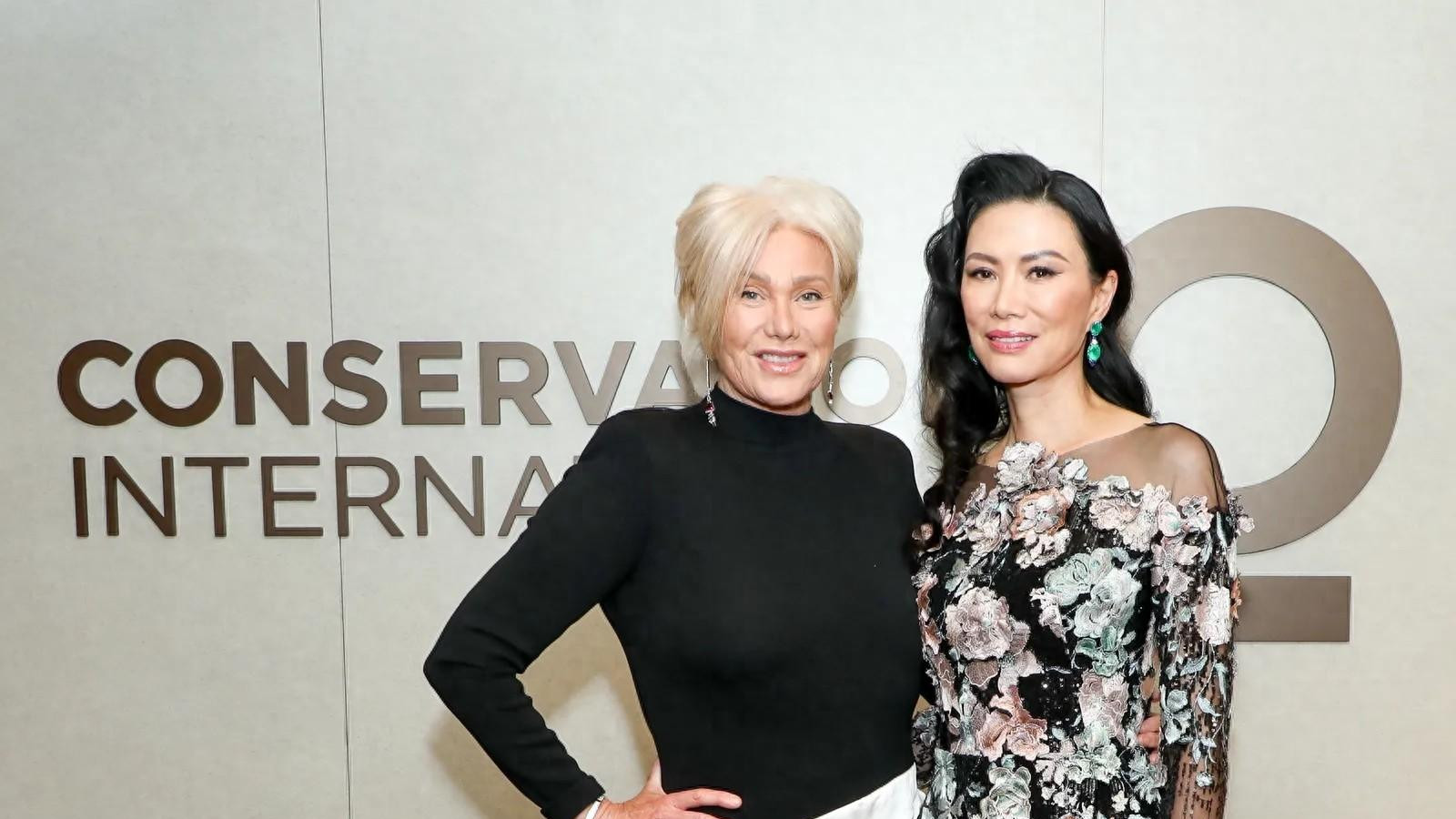 55岁邓文迪最新照老来俏！大波浪合影艳压群芳，腰臀比太吸睛！