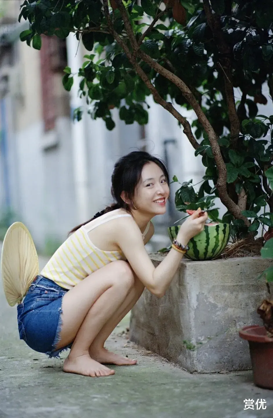 吴倩青春靓丽 大长腿美足