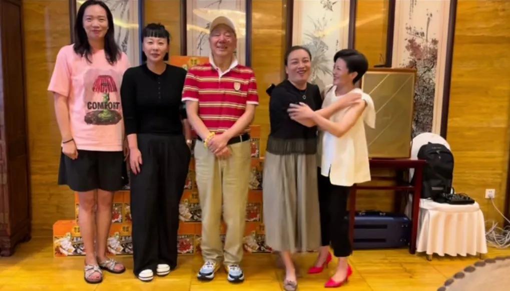 69岁方青卓现身演员张大礼生日宴,我却被43岁金铭惊艳到了!