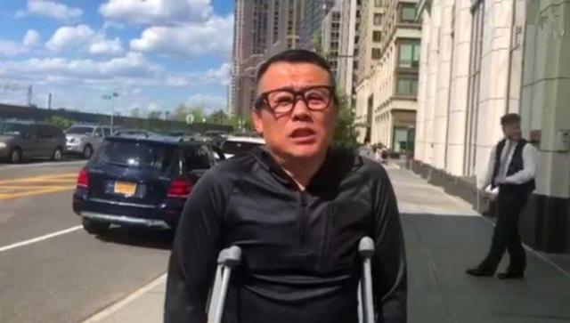 3次婚姻2次入狱，今逃窜美国！拄拐的周立波，被“封杀”一点不冤