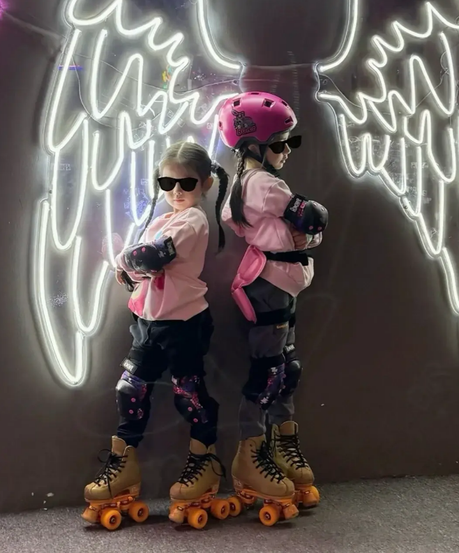 郭富城娇妻带娃遛弯,女儿超像爸爸,方媛手提近两万的包包显贵气