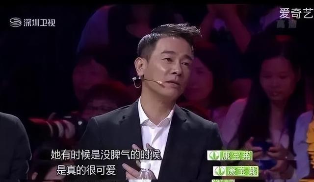陈小春一家海边度假,应采儿穿泳装身材抢镜,两个儿子被晒得黢黑