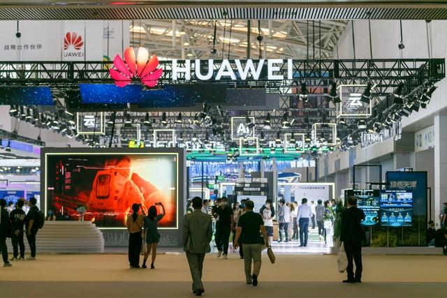 华为入驻小镇：繁荣与房租压力的双重奏