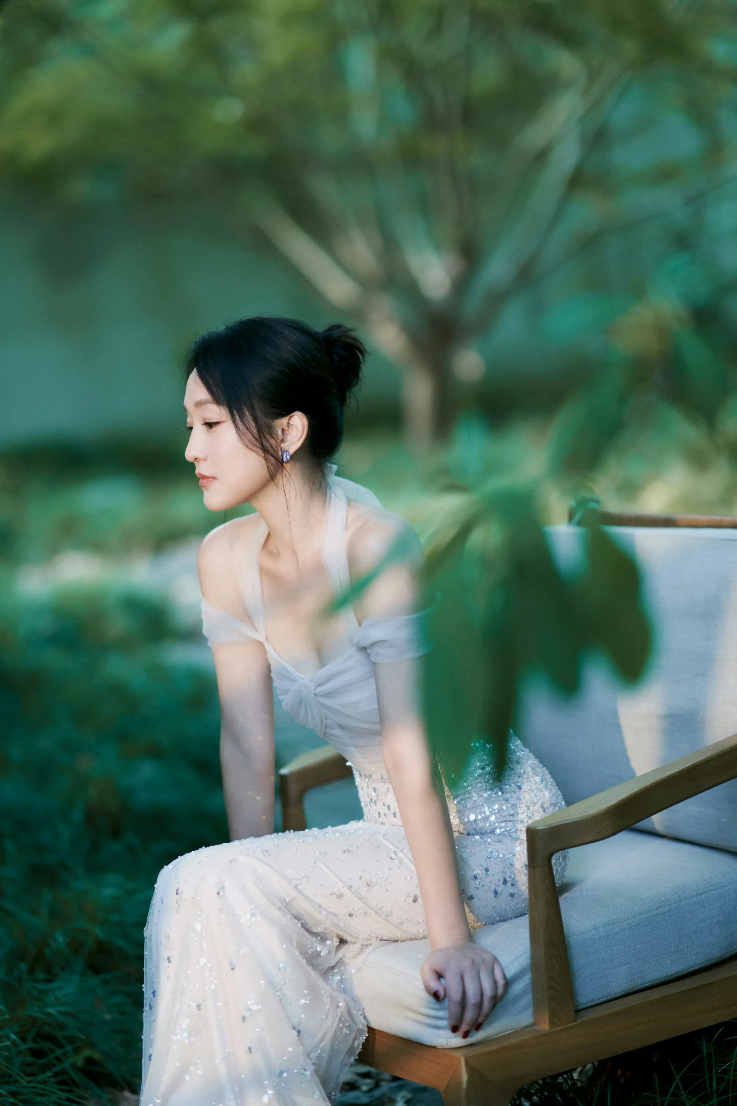 周迅被赞50岁正是迷死人的年纪，穿粉色薄纱吊带亮片裙，私服也美