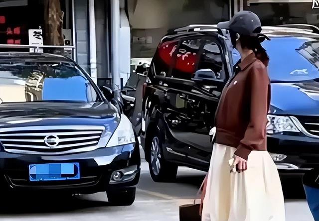 吴谨言体质真不错,挺孕肚还光着腿出门,老公开车抽烟贴身伺候