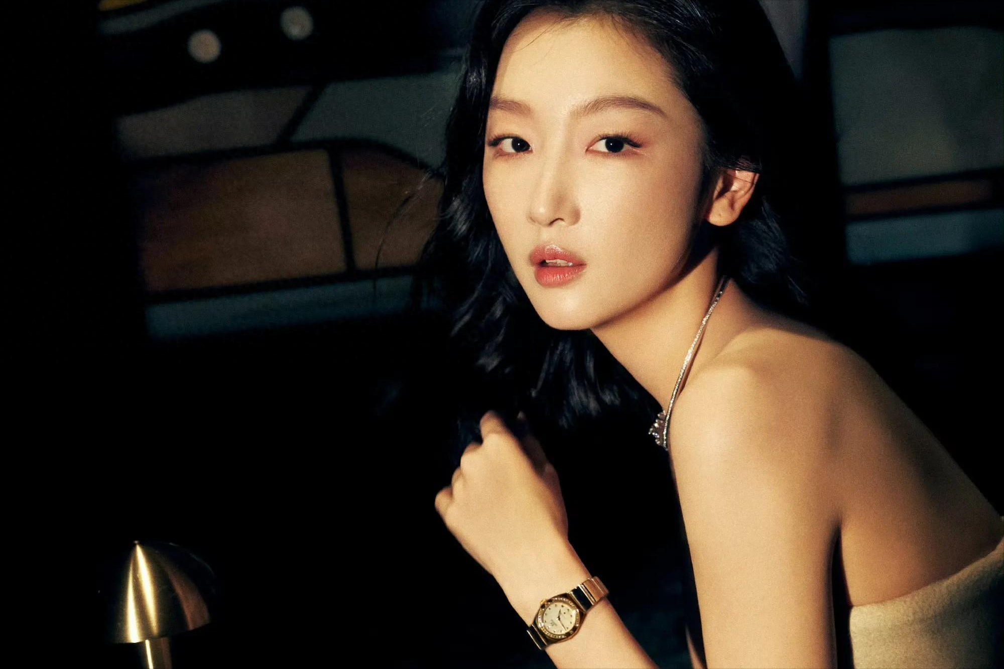 与男友玩“拔萝卜”不拉窗帘，从清纯到争议，她经历了什么？