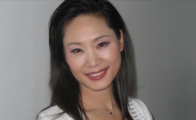 57岁于文华现状：遭前夫背叛后，隐居农村住破房子，如今生活幸福