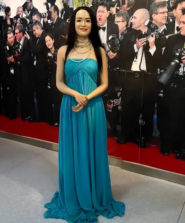 蒋欣为自己蜡像揭幕,夸赞:太像了!