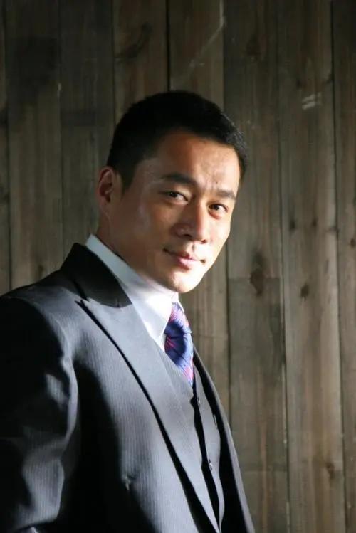 54岁“武松”丁海峰曝光:在美国树林砍柴烤肉,美国豪宅尽显气派