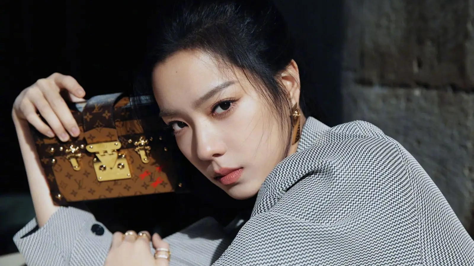 庄达菲首秀巴黎时装周，酷飒裤装搭高马尾引领青春风尚