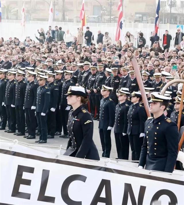 莱昂诺尔公主远洋后首次露面，身旁男生帅气凌人，贴心为公主拿帽