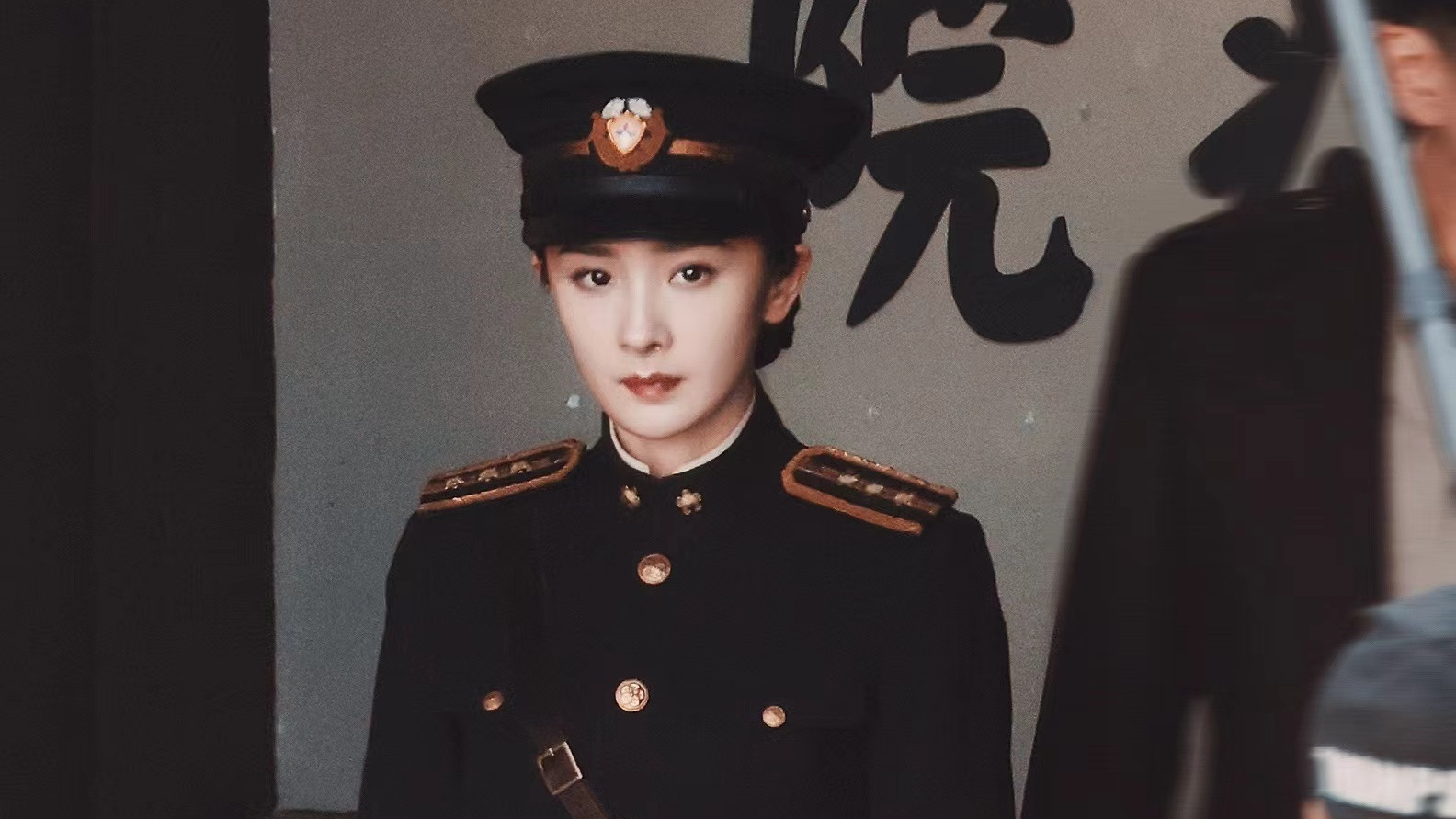 杨幂《哈尔滨一九四四》军装路透，确认过是我们心狠手辣的关科长